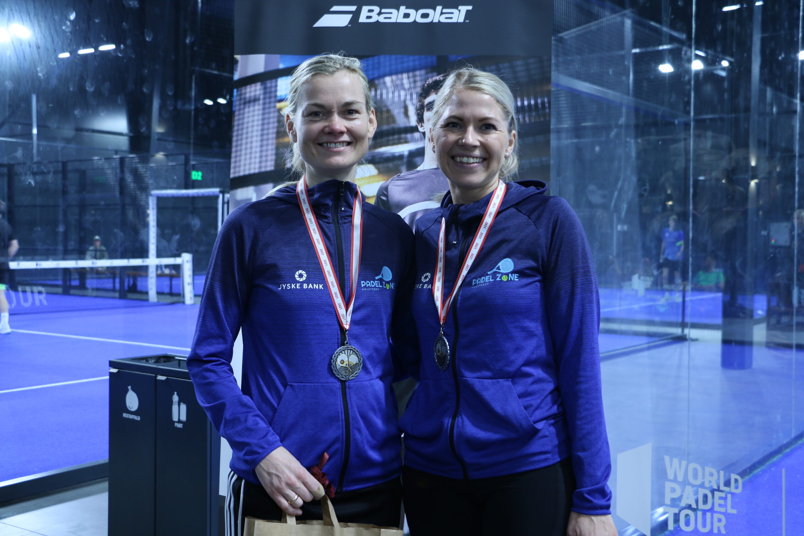 Carina Kastrup og Camilla Cavilla står smilende på billedet med deres sølvmedaljer rundt om halsen